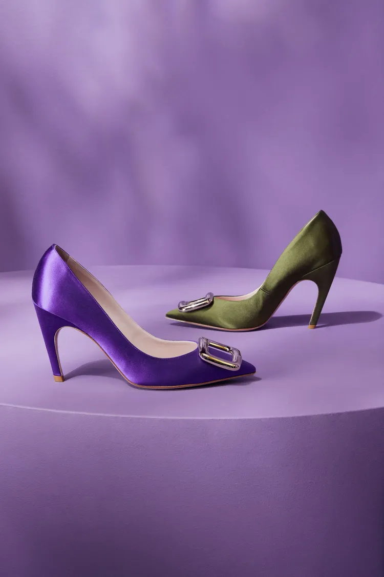 Choc內彎逗號鞋跟造型的方扣高跟鞋是2023秋冬系列的主角之一。品牌提供