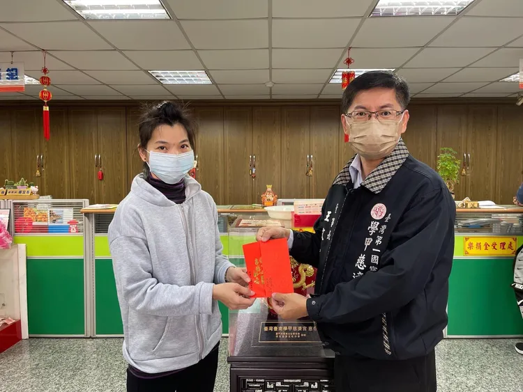 專案小組查出慈濟宮董事長王文宗（右）是震驚社會的台南學甲88槍擊案幕後指使者。翻攝慈濟宮臉書粉絲專頁