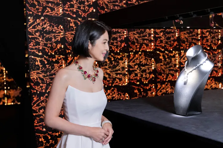 楊采妮近距離欣賞鑲綴著逾106克拉主鑽的高級珠寶項鍊。品牌提供