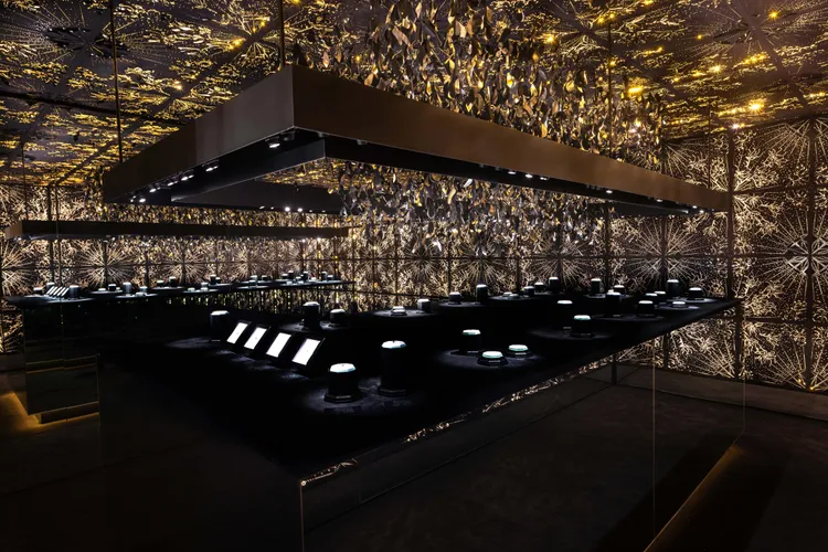 TIFFANY為由阿蓋爾粉鑽組成的夢幻陣容，打造出了以梅花為主題的特殊展間。品牌提供