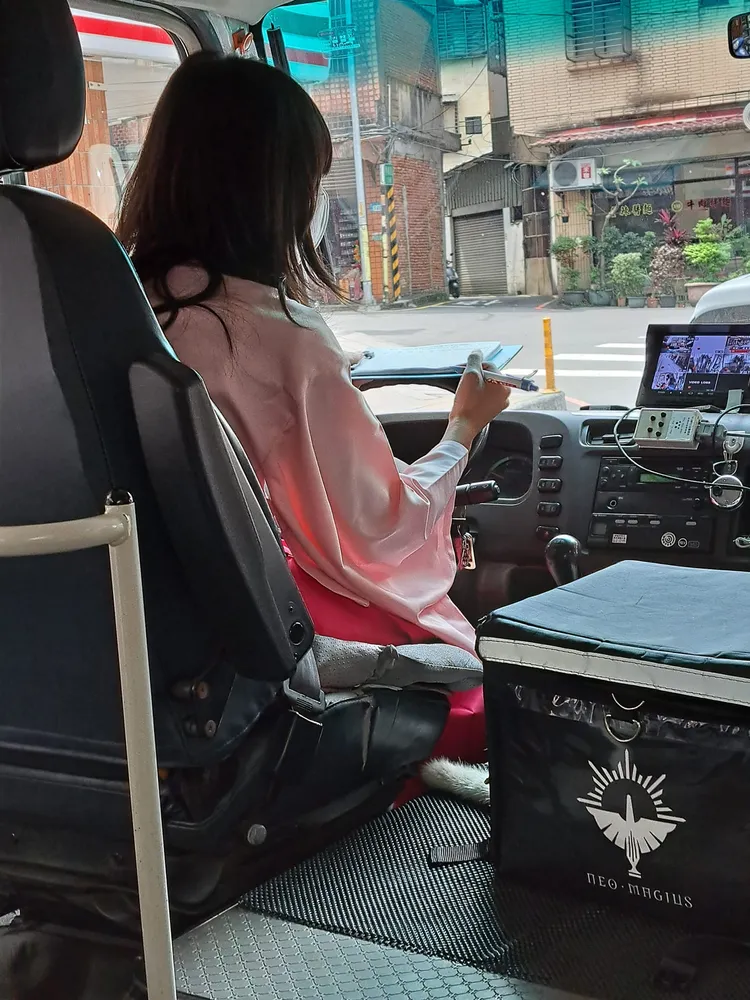 搭過這個櫻花妹車的網友都分享，表示她開車技術好，非常平穩還體貼老人家。引自汐止集團