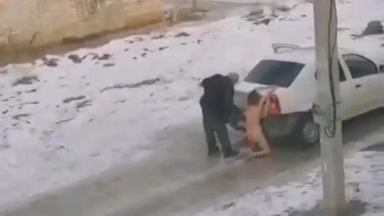 丈夫曾勸妻子上車，但妻子毫不理會。翻攝自推特