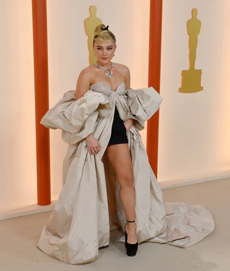 穿著Valentino禮服的「新黑寡婦」芙羅倫絲普伊在紅毯敞胸露腿。達志