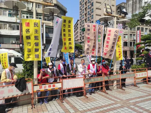 不忍郭台銘被攻擊! 他率「郭粉」到藍中央黨部抗議:請侯友宜做好做滿