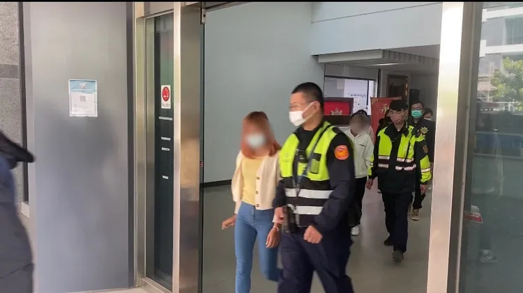 警方移送賣淫集團嫌犯依法偵辦。讀者提供