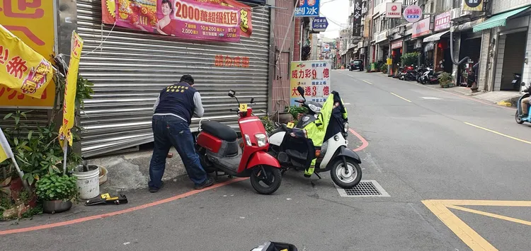 警方到失竊彩券行勘驗現場。民眾提供