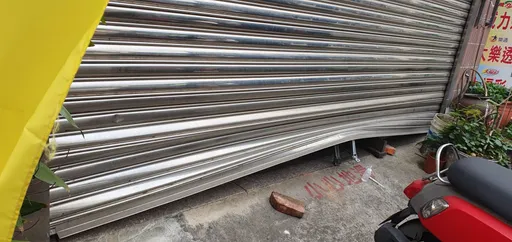 苗栗彩券行遭千斤頂撬鐵門行竊  370本刮刮樂搜刮一空!初估損失70萬