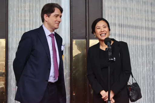 吳欣盈產後首現身！外籍尪愛相隨旁聽質詢　大讚愛妻表現