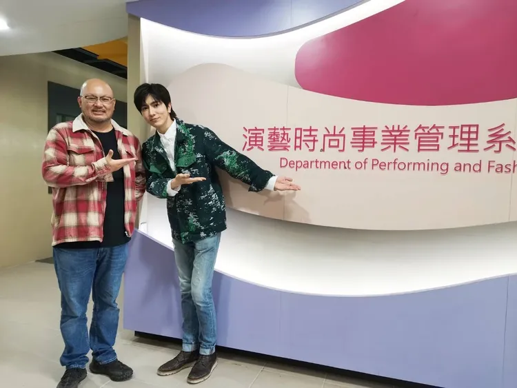 台北海大演藝系主任劉亮佐（左）和陳璽安都剛好是知名經紀人周彥彤合作藝人，意外成了師兄弟。台北海大提供