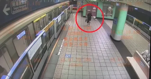 这男的怪怪的!捷运月台「起乩」 警到场他还知道乖乖戴口罩
