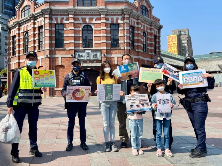 保大警員警手持標語，與民眾互動式宣導識詐四步驟。翻攝畫面