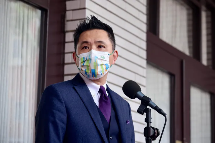 陳以信挑戰王定宇。資料照片