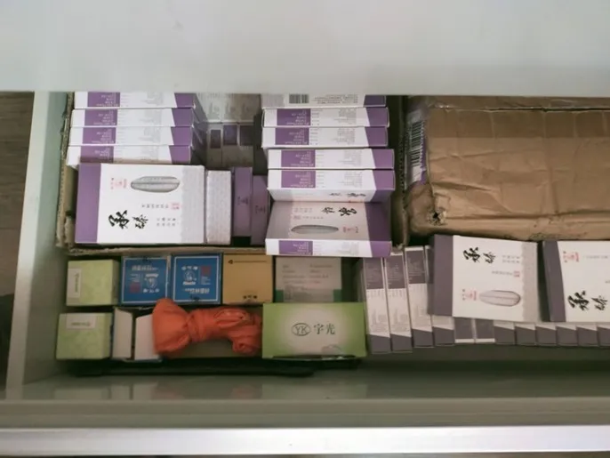 現場查扣大量未有衛福部許可字號，以及使用過的針灸針及艾條等物。衛生局提供