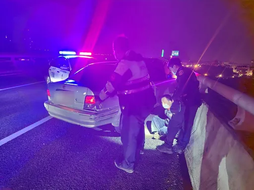 男子偷車趴趴走又拒捕撞警車 警開7槍讓他乖乖就逮