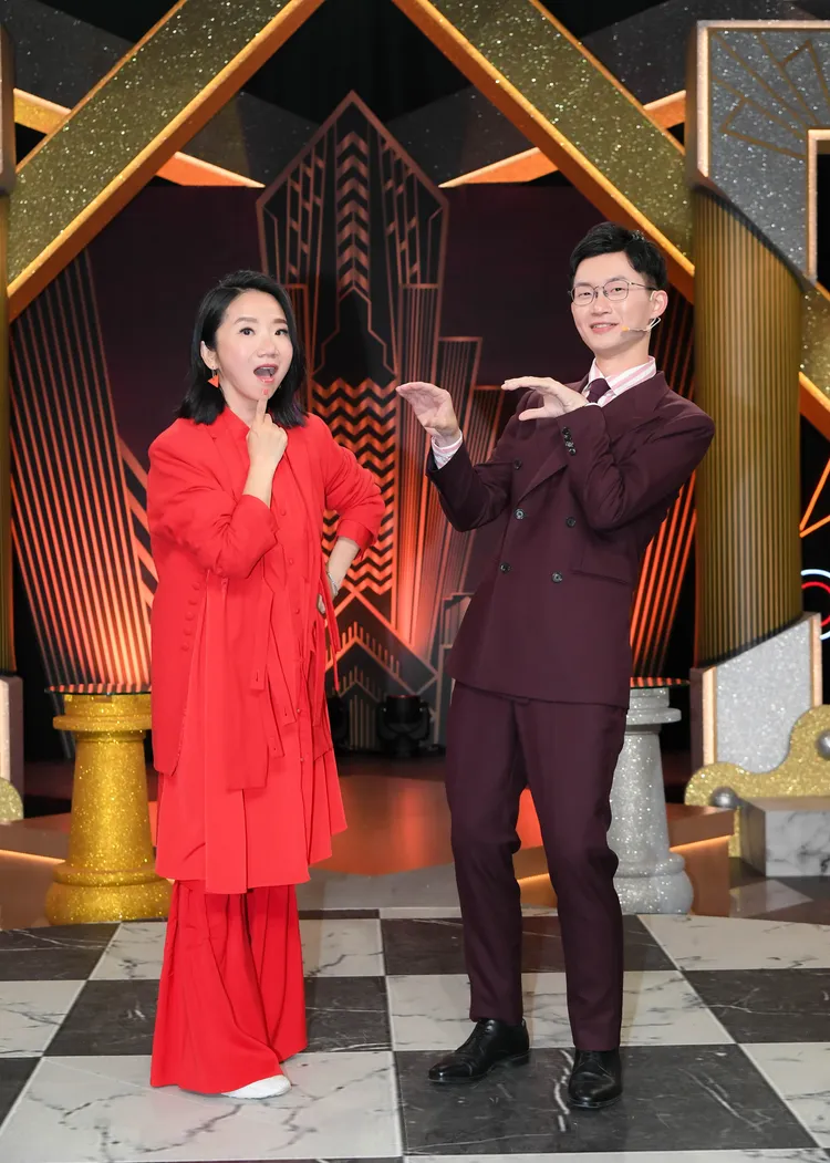 在《全明星辯論會》裡，陶晶瑩（左）擔任評審長，司儀是視網膜。三立提供