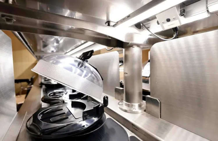 這套系統一旦偵測到壽司盤抗菌上蓋出現可疑開闔，即會連線通報總部的響鈴，由專人因應。路透社/《讀賣新聞》（Yomiuri Shimbun）