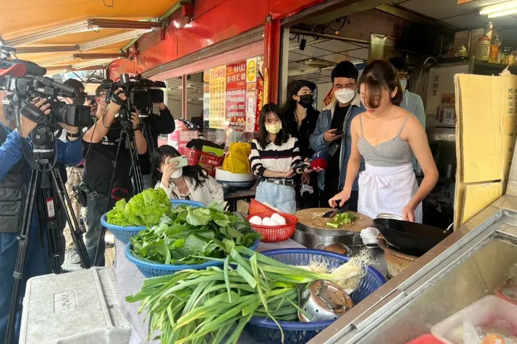 熱炒店竟占用人行道設置料理台。讀者提供