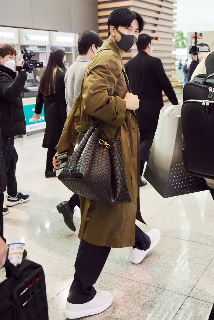 RM日前身著全套義大利精品BOTTEGA VENETA造型飛往米蘭，觀賞品牌大秀。品牌提供