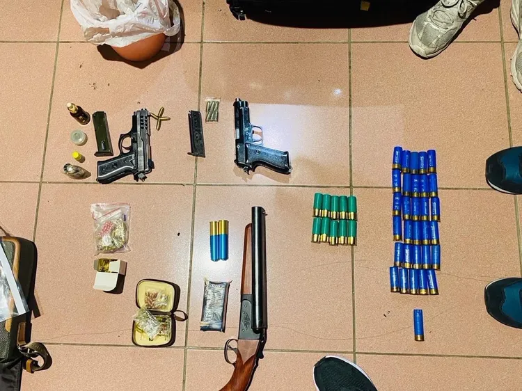 警方查扣槍枝和毒品。新竹市警局提供
