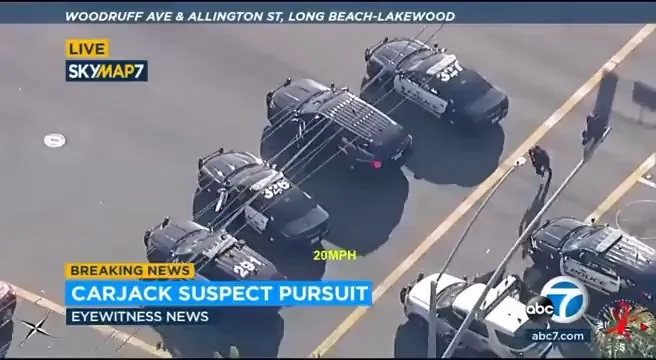 歹徒停等行人通過時，後方4輛追逐的警車也遠遠停下靜候，避免刺激歹徒。翻攝自推特