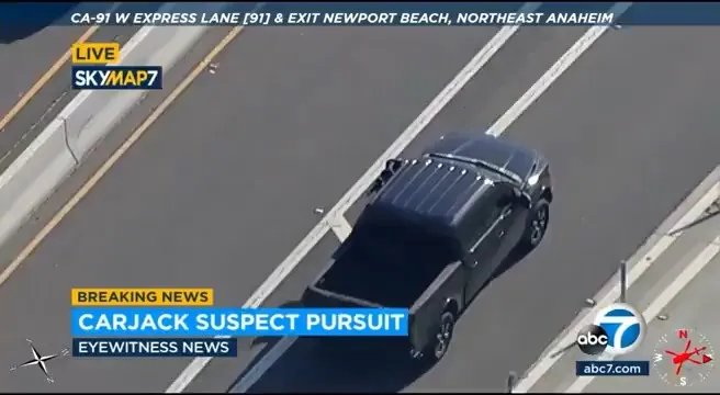 歹徒在飛車逃亡途中，曾停車持長槍向後方的警車掃射。翻攝自推特