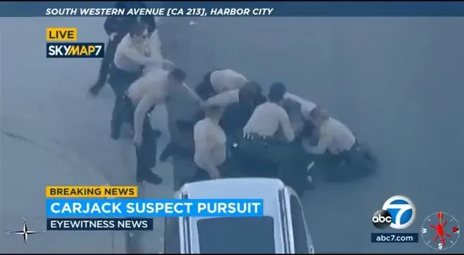 幸好最終警方安全逮捕壓制該名兇惡卻禮讓行人的嫌犯。翻攝自推特