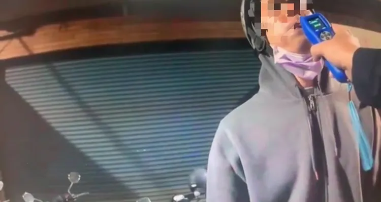 吳男下跪求情無效後，乖乖接受酒測。讀者提供