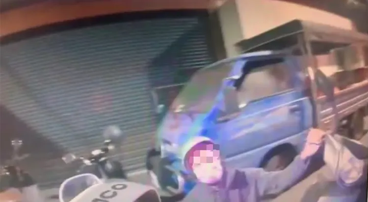 吳男在街頭兩度下跪向員警求饒。讀者提供