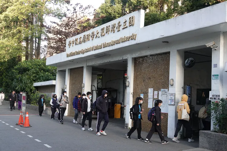 學生今起進校園可「真面目」示人。施昂強攝