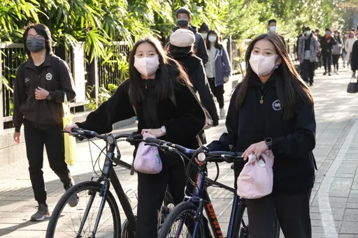 脫口罩囉!學生今起進校園可「真面目」示人 大口呼吸好黑皮