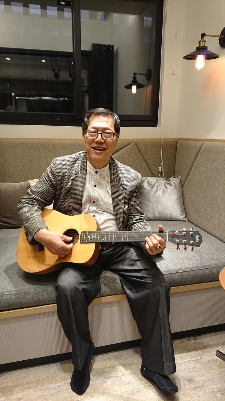 蕭煌奇父親生前彈樂器模樣。好莉嗨提供