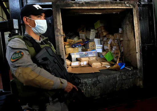 菲警逮台灣通緝犯 查獲台籍17歲少年擁5槍械