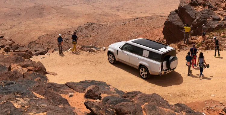 透過在車體結構上重新配置內部空間，向後延伸340 mm的車尾設計讓Defender 130軸距一舉增加至3022mm。原廠照片