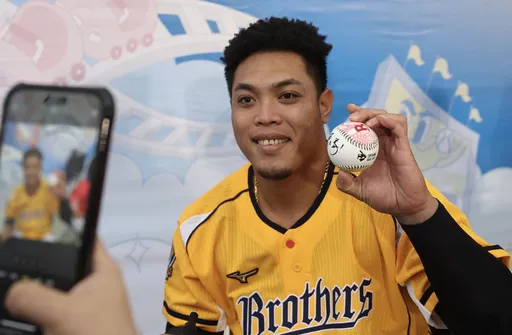 中信兄弟陳子豪新髮型亮相　被隊友詹子賢笑虧「像河馬」