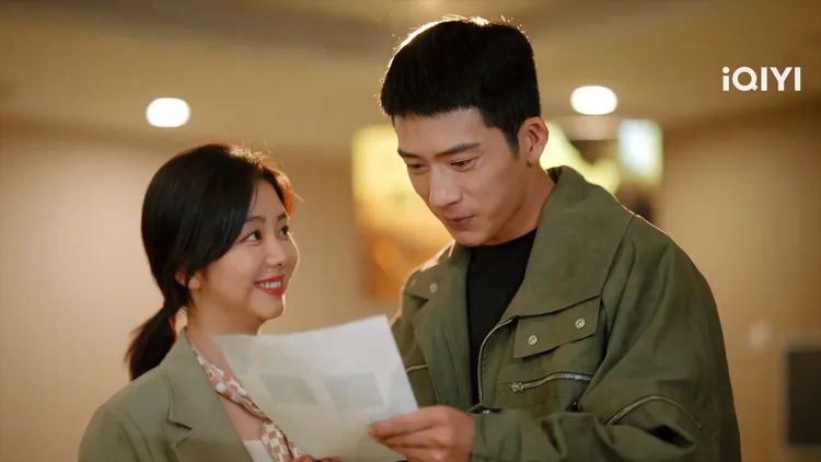 井柏然（右）、譚松韻一起看產檢報告。