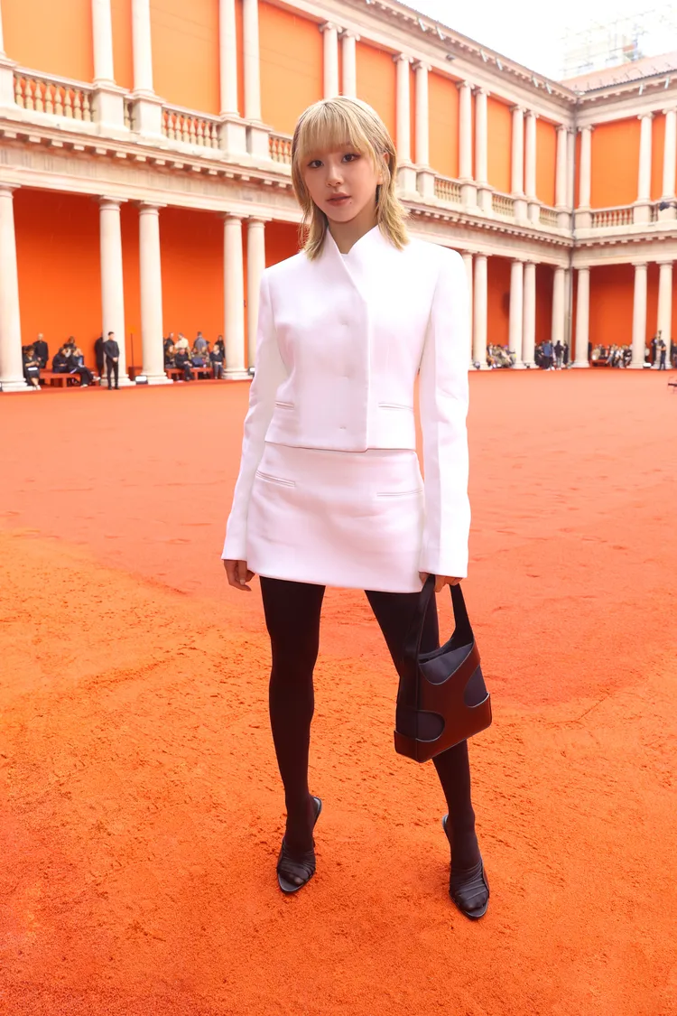 韓團TWICE成員彩瑛去年赴義觀賞Maximilian Davis職掌的首場FERRAGAMO大秀時，就搶先拎出了新款鏤空手提包。品牌提供