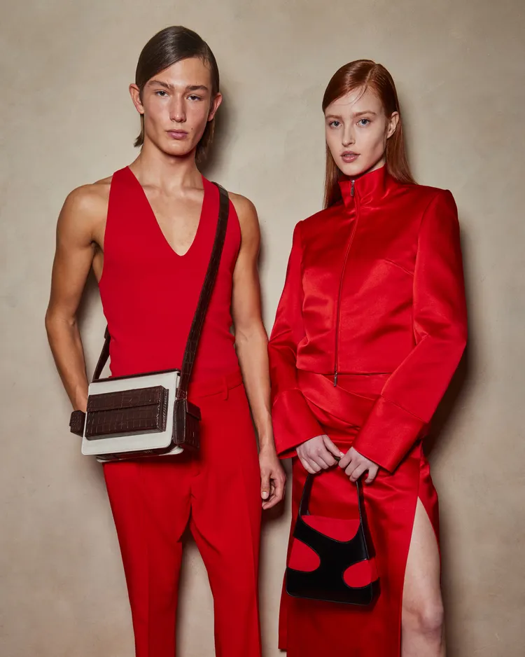 FERRAGAMO創意總監Maximilian Davis也將聰明的「挖洞」手法運用於配件當中，賦予包款全新的摩登態度。品牌提供