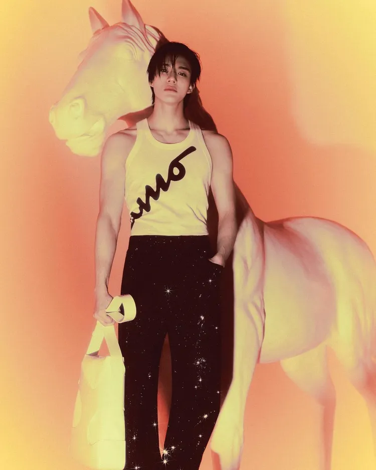 近來與FERRAGAMO合作密切的韓團NCT成員Jeno，手拿鏤空手提包拍攝雜誌大片。翻攝dazedkorea IG