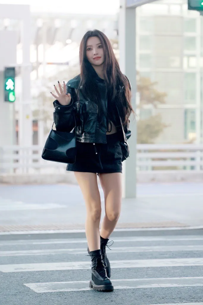 韓團（G）I-dle隊長Soyeon赴米蘭觀賞FERRAGAMO大秀時，也用最新鏤空手提包營造態度十足的造型。品牌提供