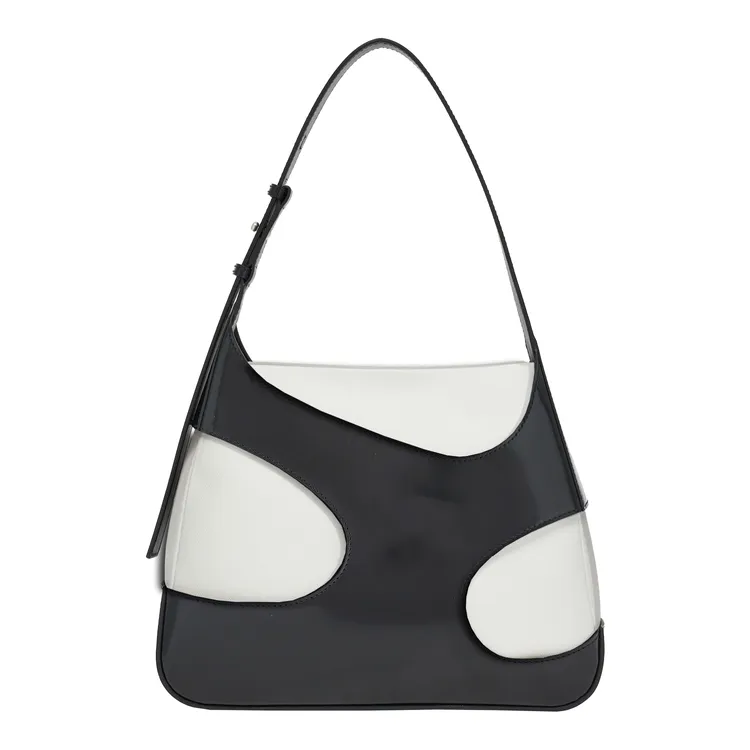 中型鏤空剪裁黑色皮革米白帆布手提包，7萬5900元。品牌提供