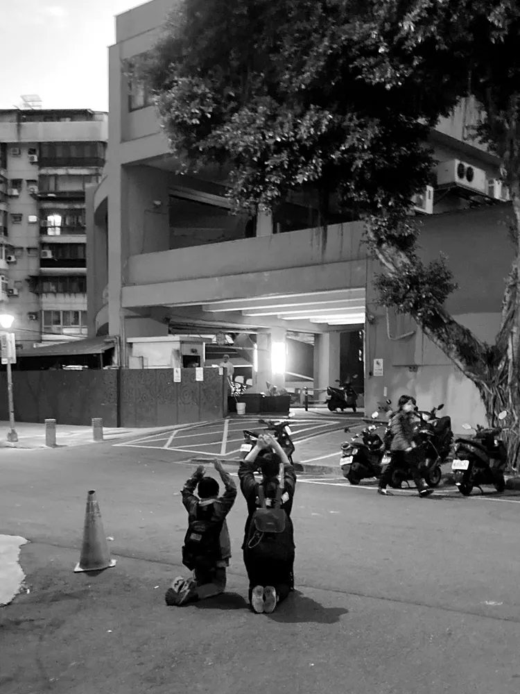 原本以為是兩個孩子罰跪，附近居民表示其實是對母子。翻攝自汽車專家林大維臉書