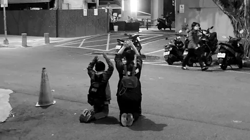 母子被處罰「雙手高舉」跪街頭　鄰居爆真相！全場淚：必須推