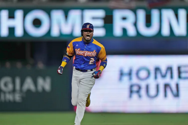 阿拉耶茲敲出右外野方向2分全壘打。美聯社