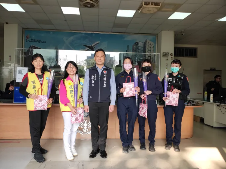 中壢警分局長唐嘉仁向女性同意致意。中壢警分局提供