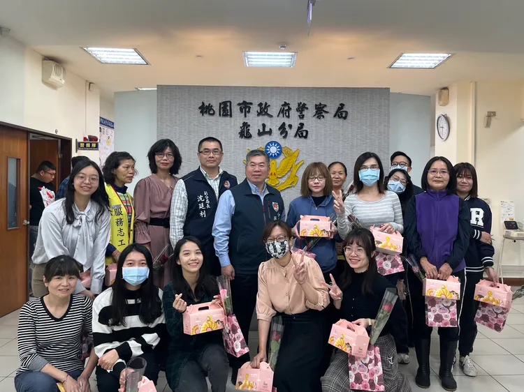 龜山警分局長蔡啟仁贈送女性同仁小禮物。龜山警分局提供