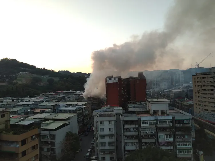 信義區火警引起附近住戶討論。翻攝臉書《信義區三兩事》