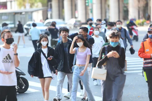 輕症別只想著出門採買！出現「8警示症狀」　仍應立即就醫