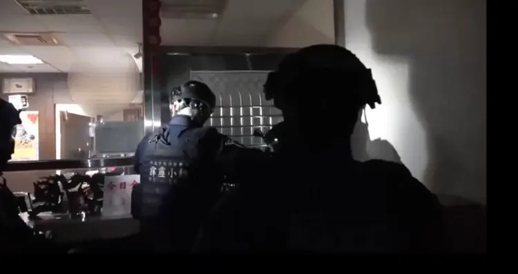 大批警力破門攻堅當鋪，地下室藏有非法賭場。翻攝畫面
