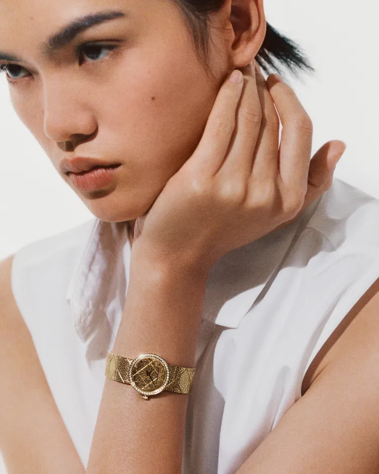 適逢La D de Dior腕錶問世20周年，Dior Joaillerie珠寶創意總監Victoire de Castellane為新作注入品牌經典籐格紋符碼。品牌提供