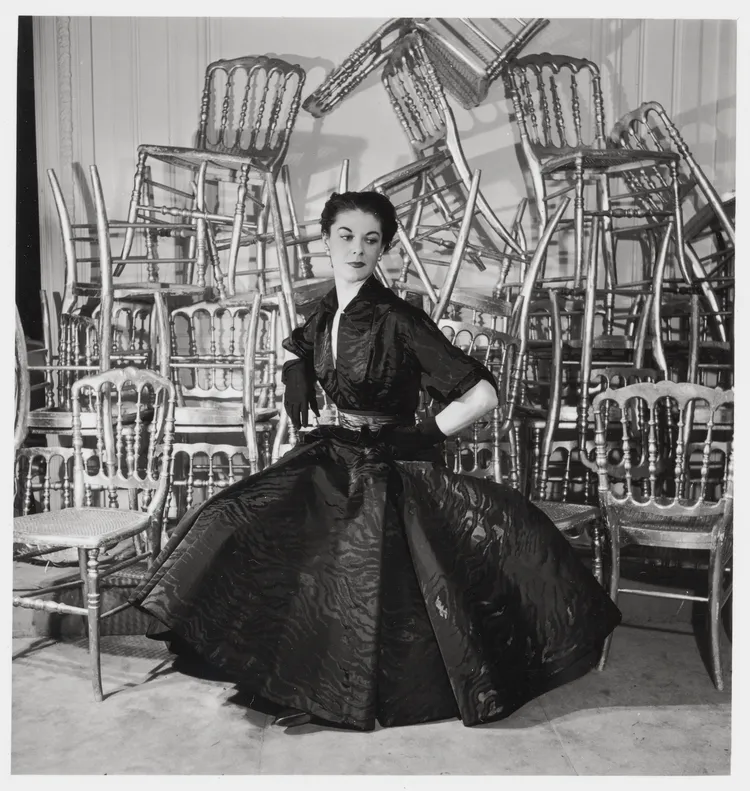 DIOR於1947年舉辦的首場高訂系列發表會，看秀賓客們所坐的拿破崙3世風格編織座椅，締造出了不朽的籐格紋符碼。品牌提供